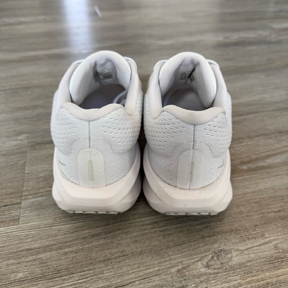 Nike Winflo 11 Womens Size 7.5 White Running Shoes Athletic Sneakers FJ9510-100 - Picture 5 of 7